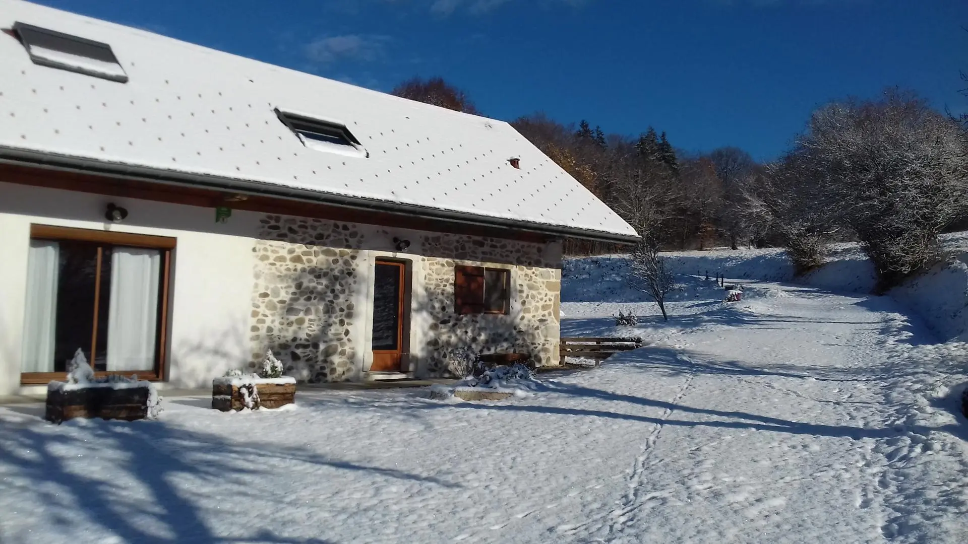 En hiver , sous la neige