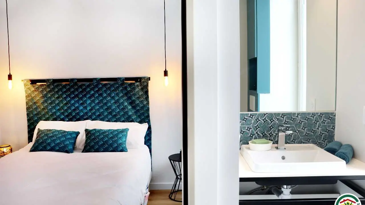 1er niveau : Chambre avec lit double (140x190) et salle d'eau privative, WC.