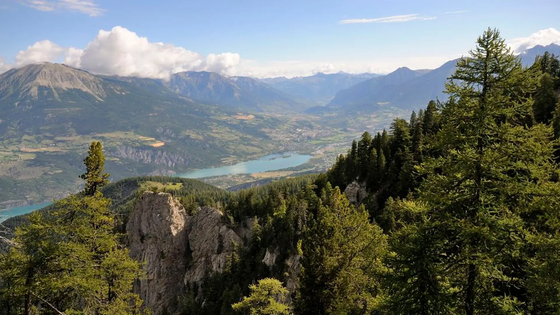 Le lac de Serre-Ponçon vu depuis les portes de Morgon