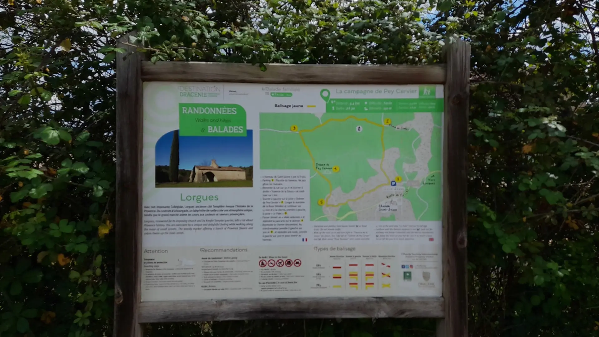 Panneau d'information destiné aux randonneurs avec le descriptif du parcours, les recommandations et l'histoire de Lorgues