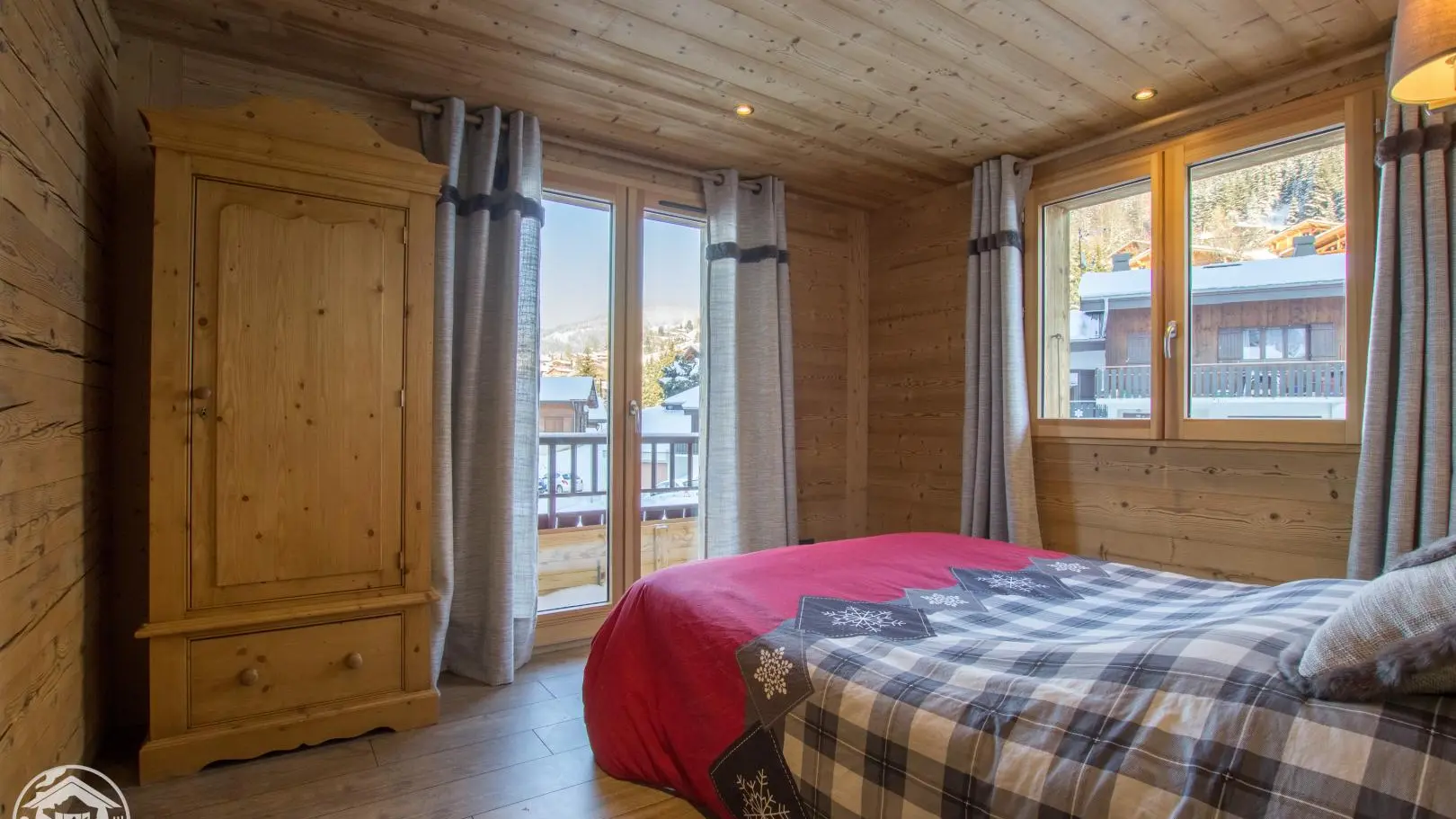 Chambre 1 avec lit double, accès au balcon