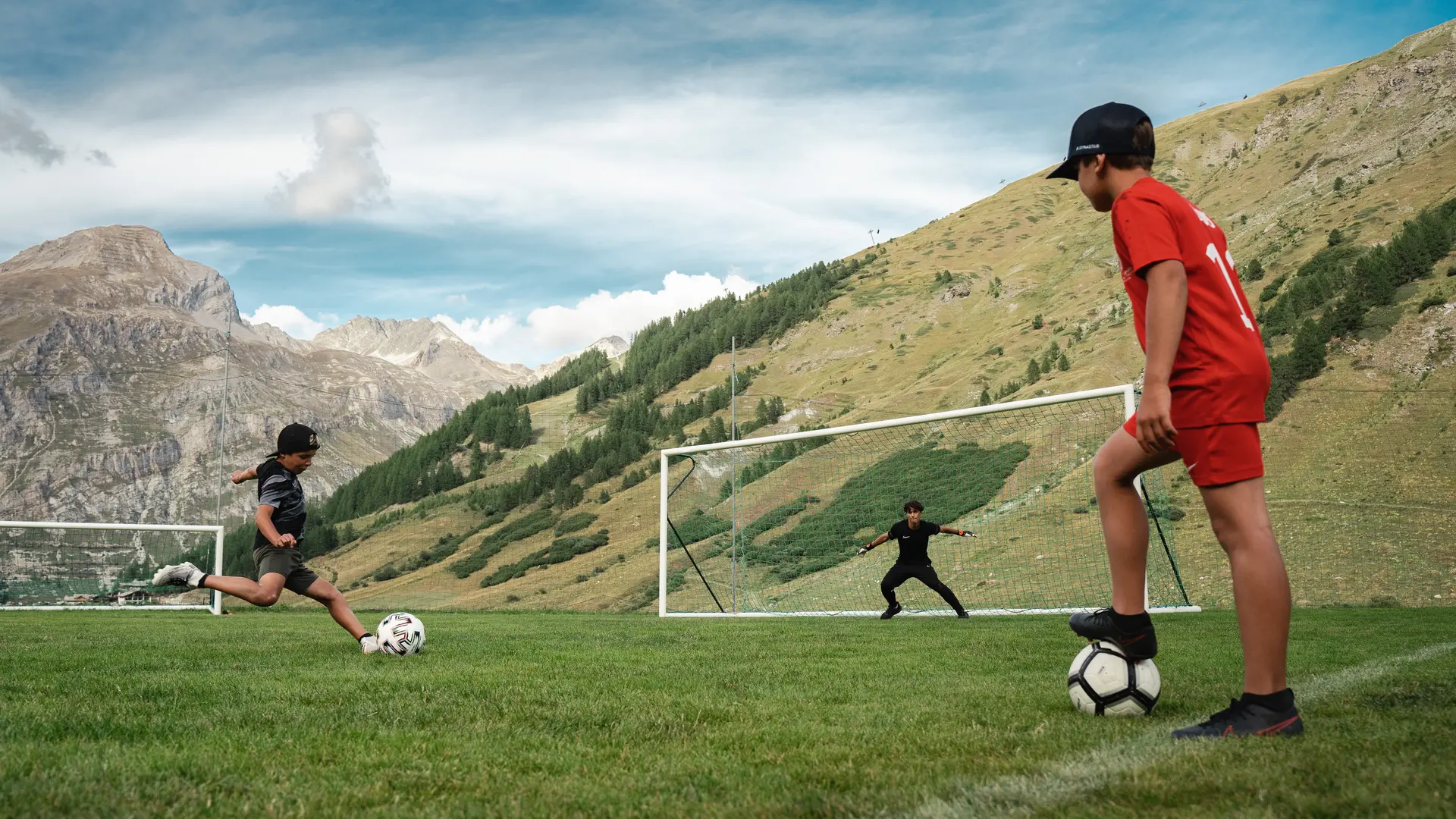 Enfants qui jouent au football dans la Vallée du Manchet à Val d'Isère