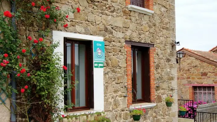 DEVANT LE GITE ...SE TROUVE LA RENTREE DERRIERE INDEPENDANT COUR BARBECUS PLUS BOIS SERVIE PRET A L ENPLOIE