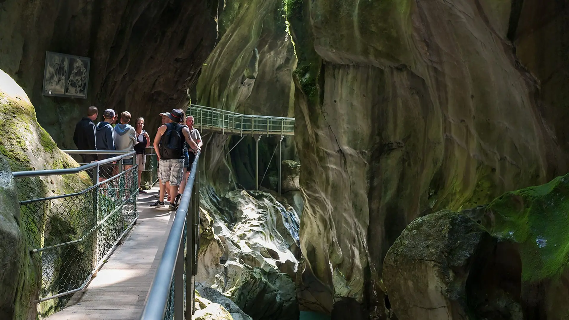 visiteurs sur passerelle dans les gorges