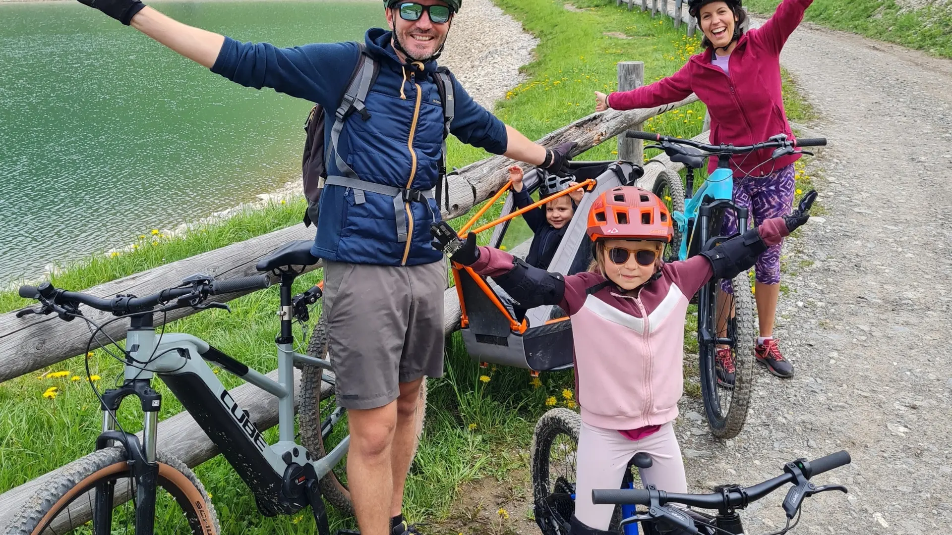 photo faille vélo devant le lac de la cour
