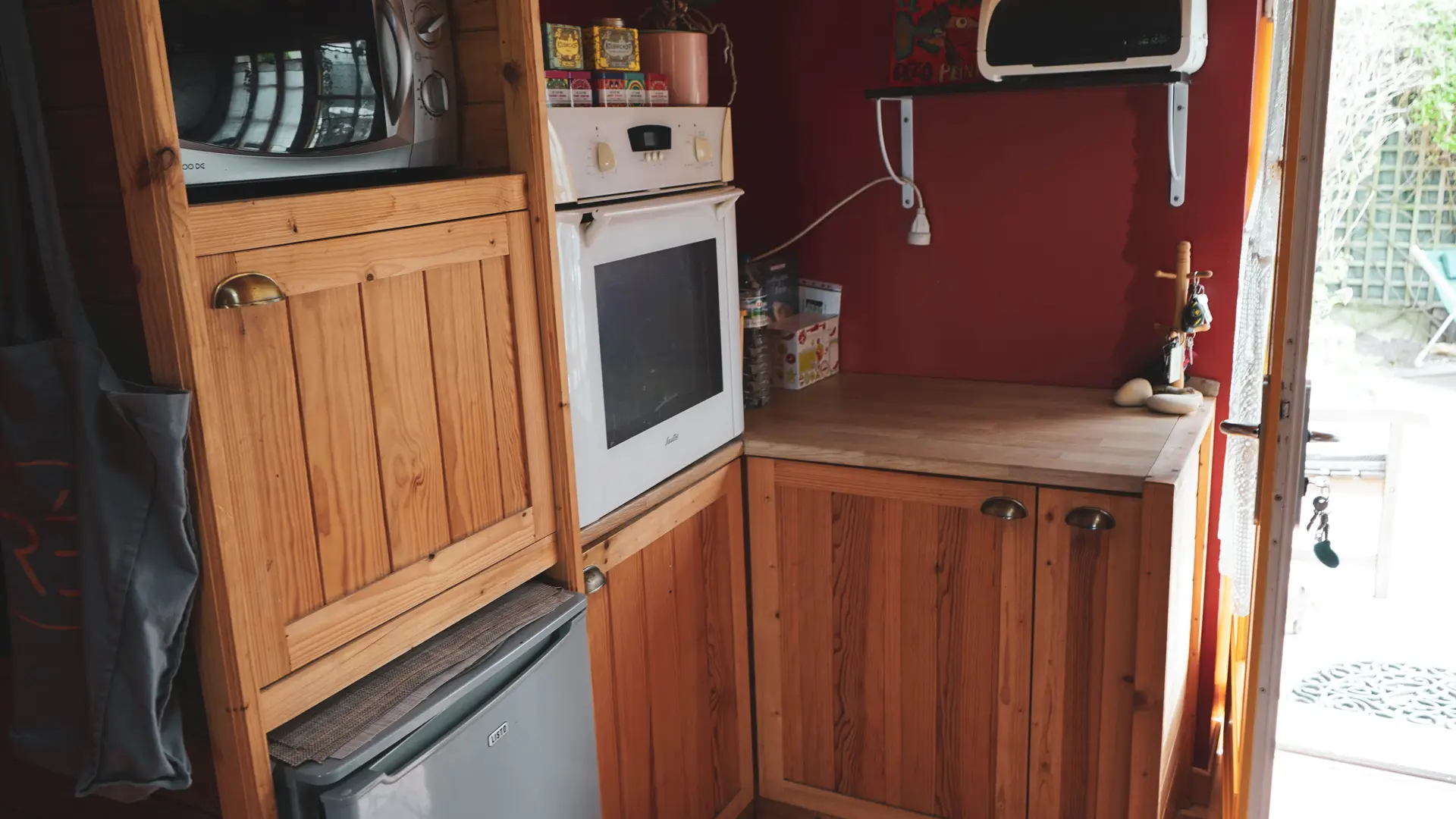 La cuisine : côté four électrique et four micro-onde avec accès sur la terrasse