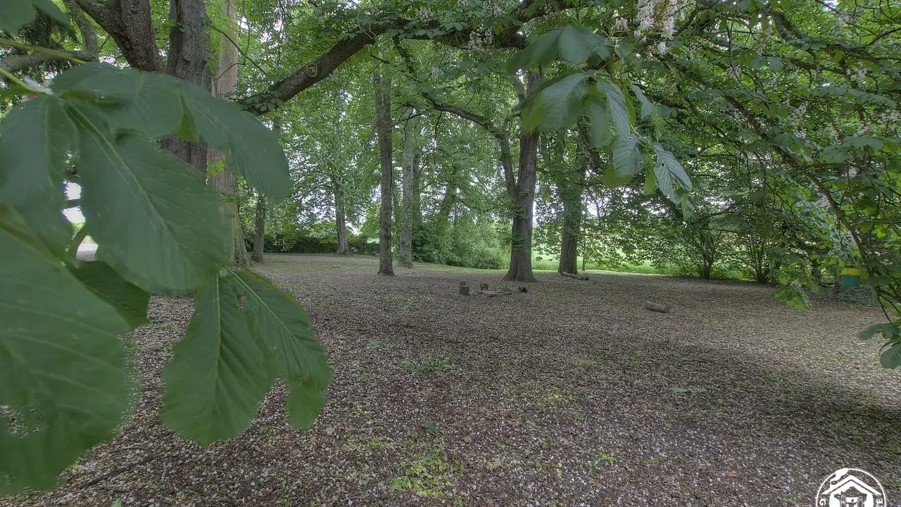 Accès aux gîtes situé au fond du chemin et vous permettre de profiter du calme et de la tranquillité.