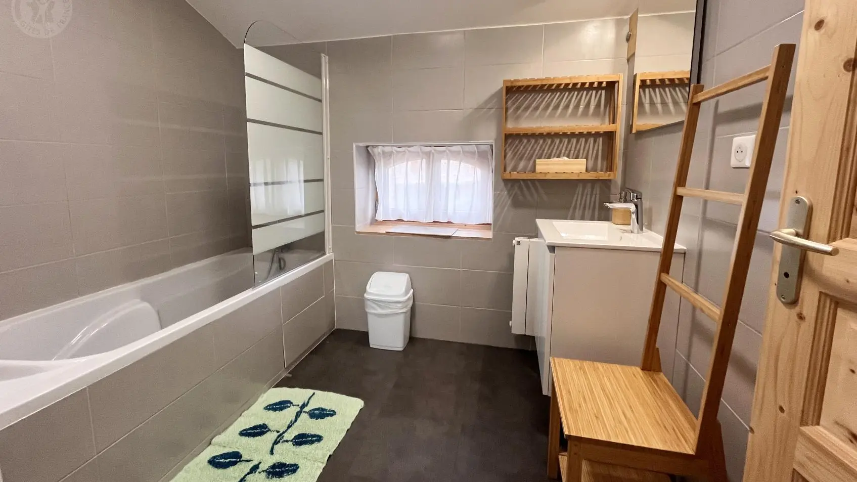 Salle de bain à l'étage.
