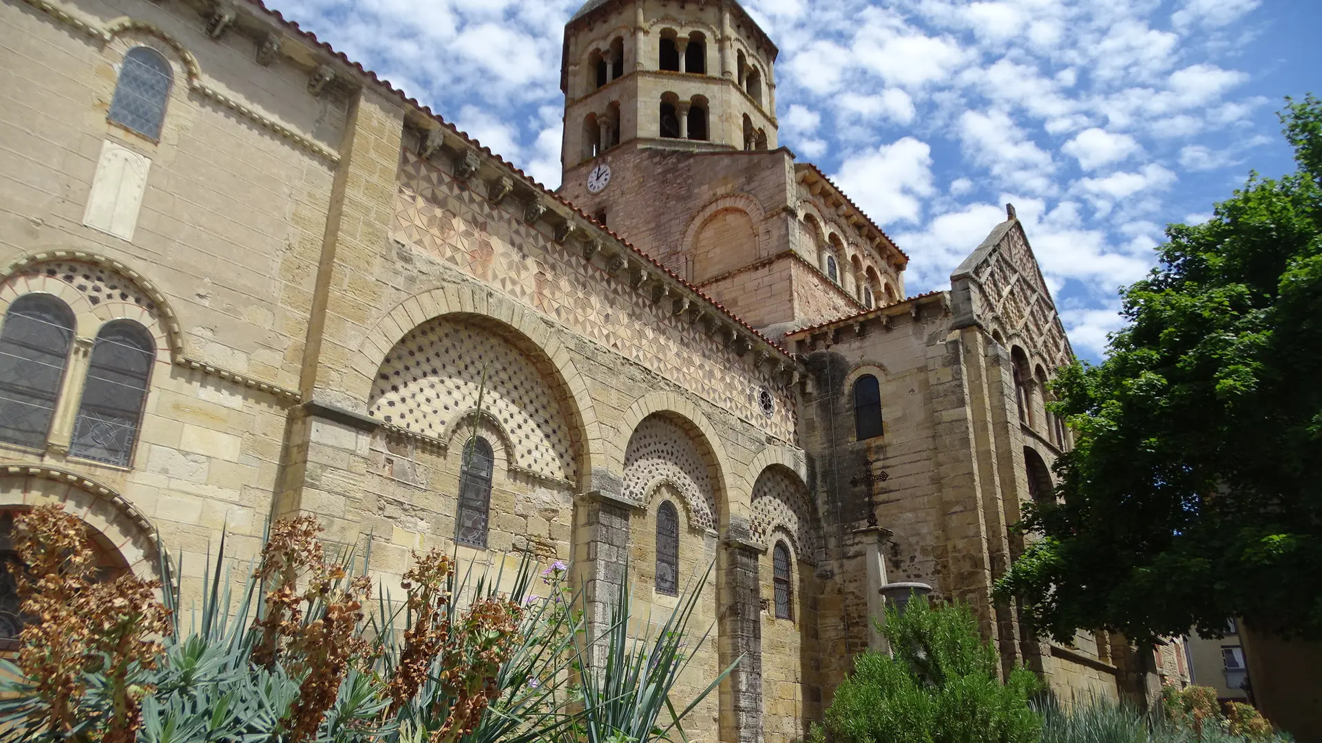 En se rapprochant de l'Eglise Saint-Julien, on peut observer que des ouvertures ont été modifiées soient par rajout ou par suppression de murs !