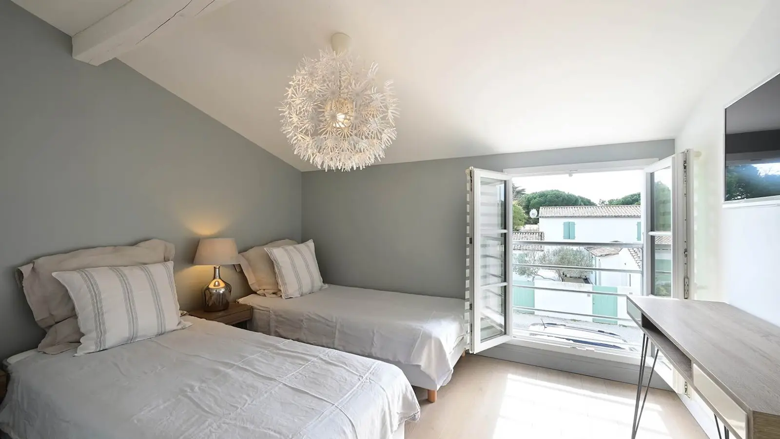 Chambre grise à l'étage