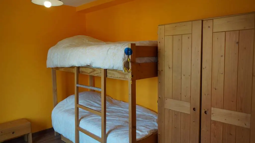 La chambre jaune avec 2 lits superposés (1er étage)