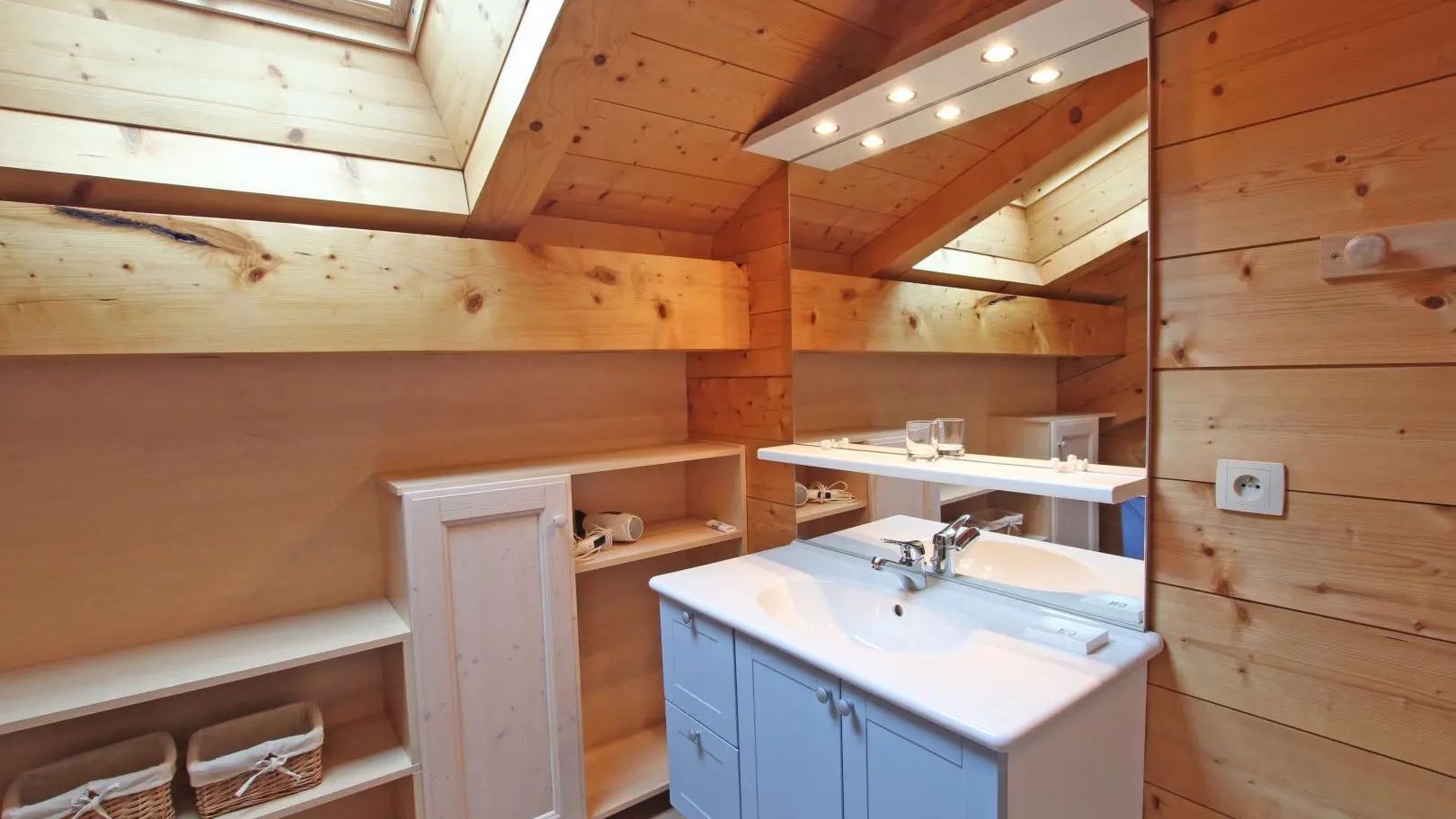 Salle de bains à l'étage (douche, vasque). 1 deuxième WC séparé se trouve à coté de la salle d'eau