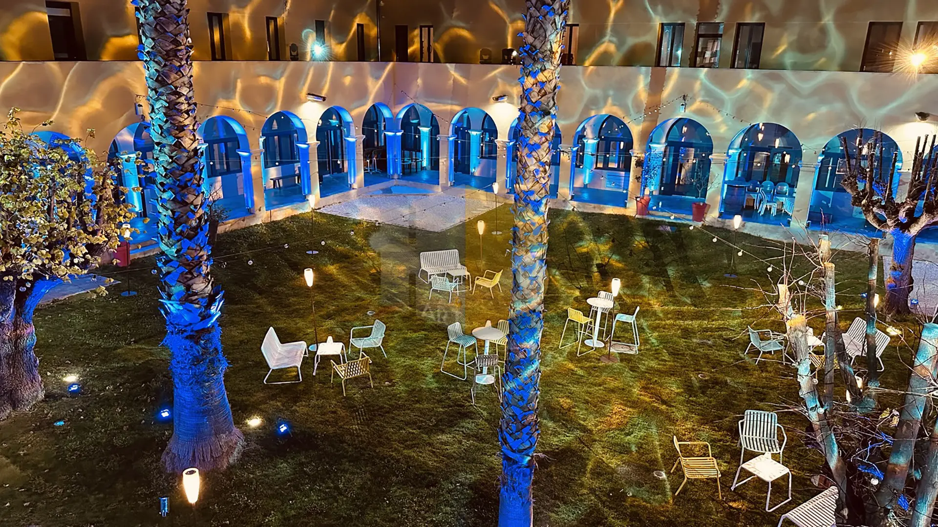 Le Cloitre Illuminé Bleu