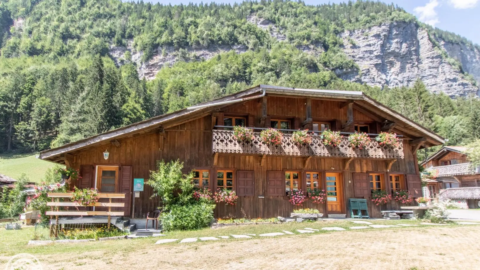 Vue générale sur le chalet et parking