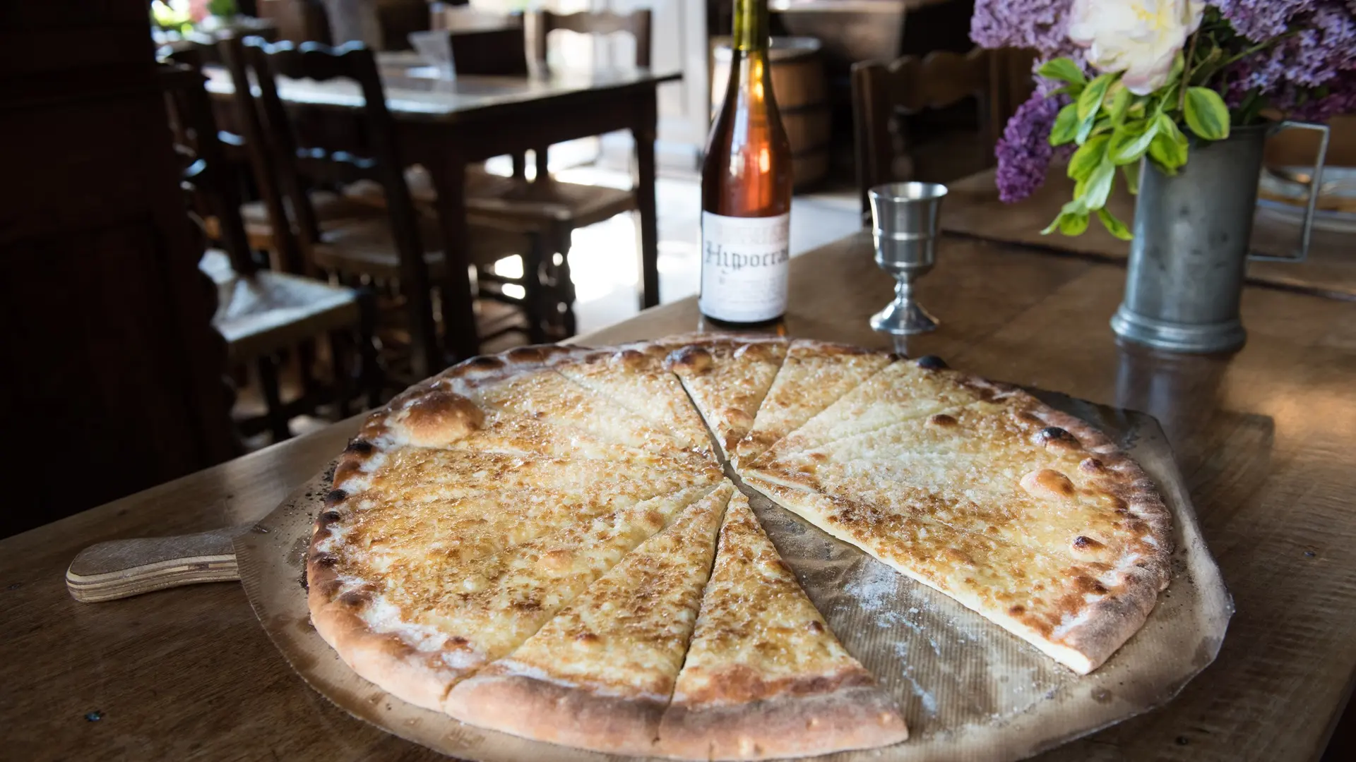 Galette de Pérouges posée sur une table