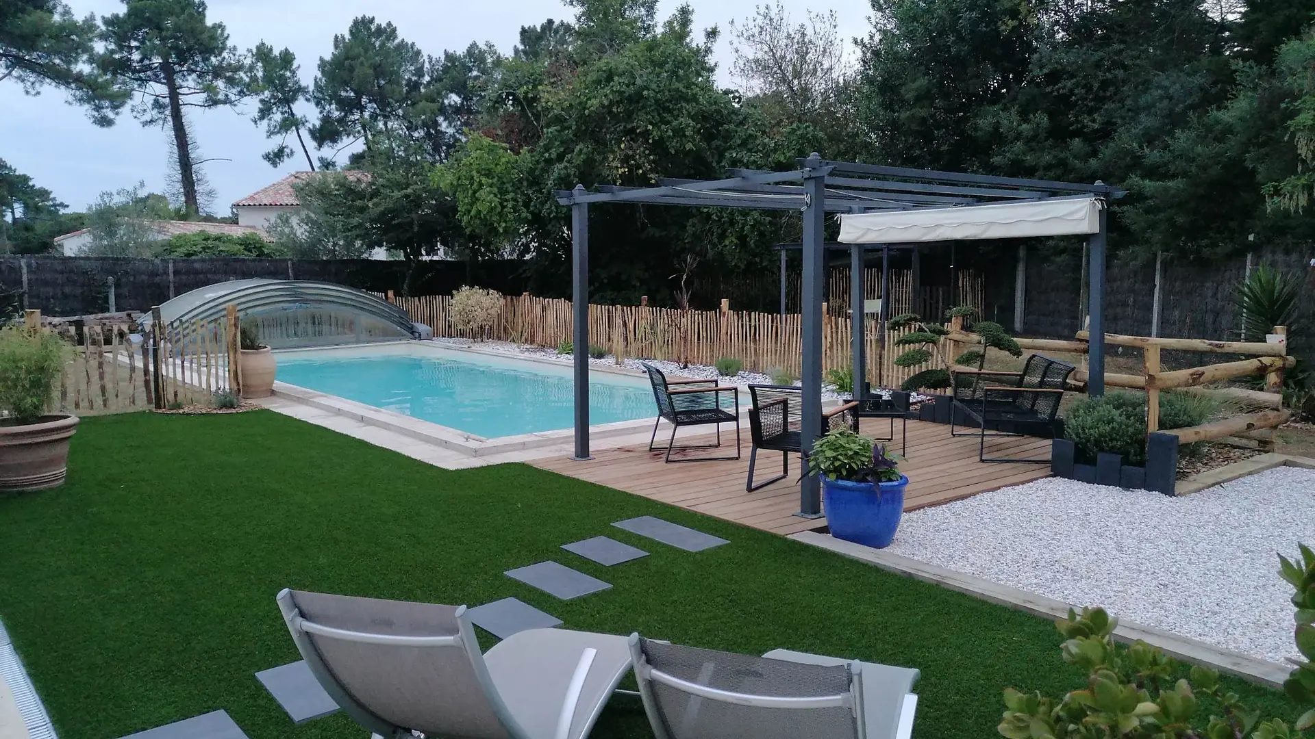 Piscine et extérieur paysagé