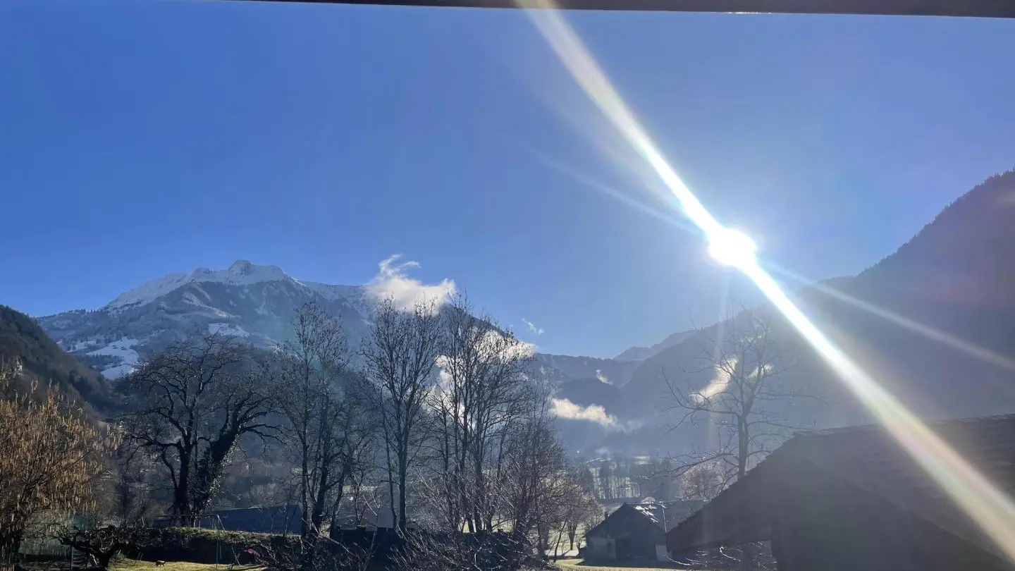 Depuis le chalet, une belle vue sur la montagne d'Outray