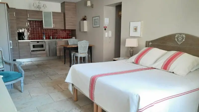 Lit et pièce à vivre un coin de luberon