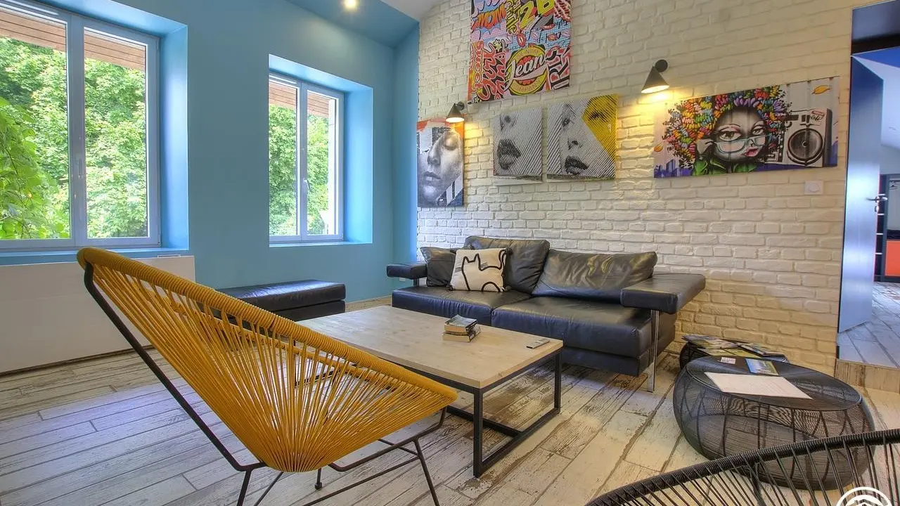 Le coin salon avec de nombreuses places assise.
Un grand canapé, un banc et deux fauteuils.