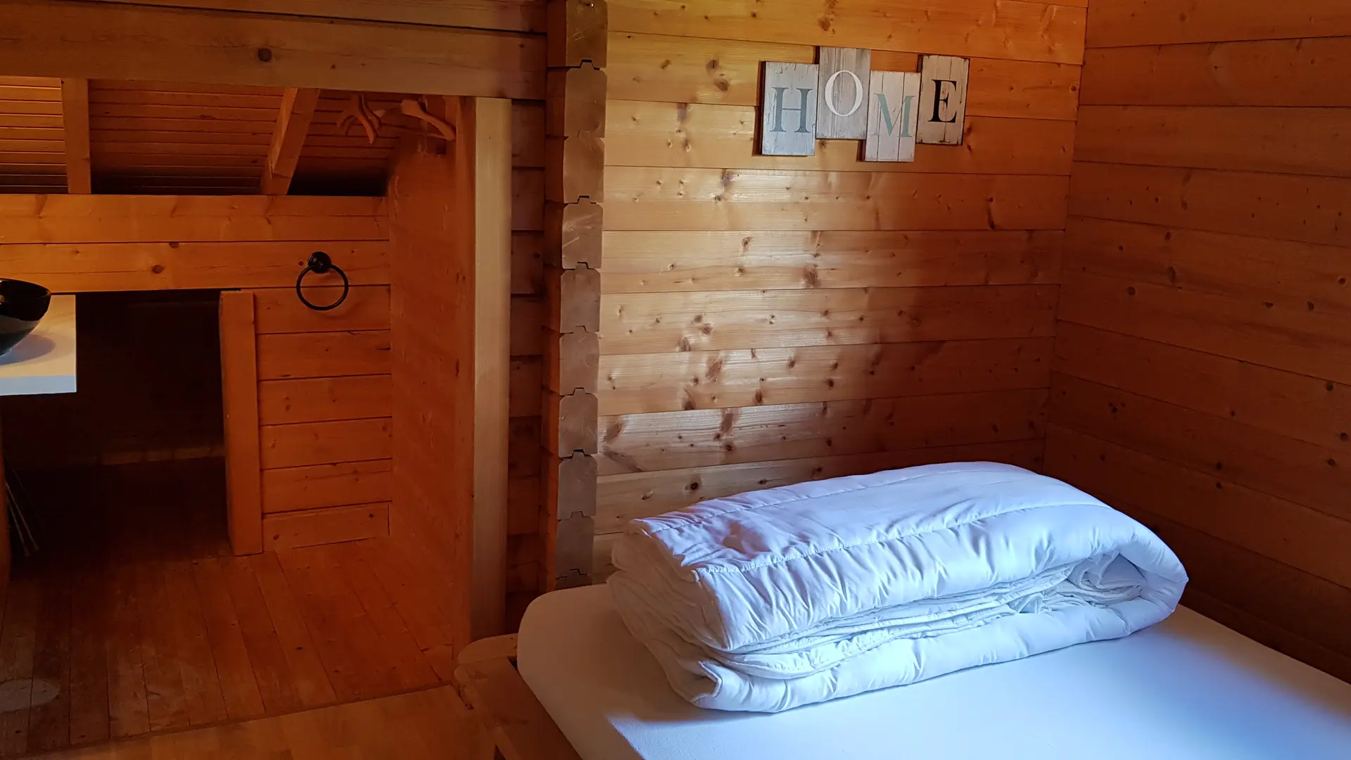 Chambre et lavabo