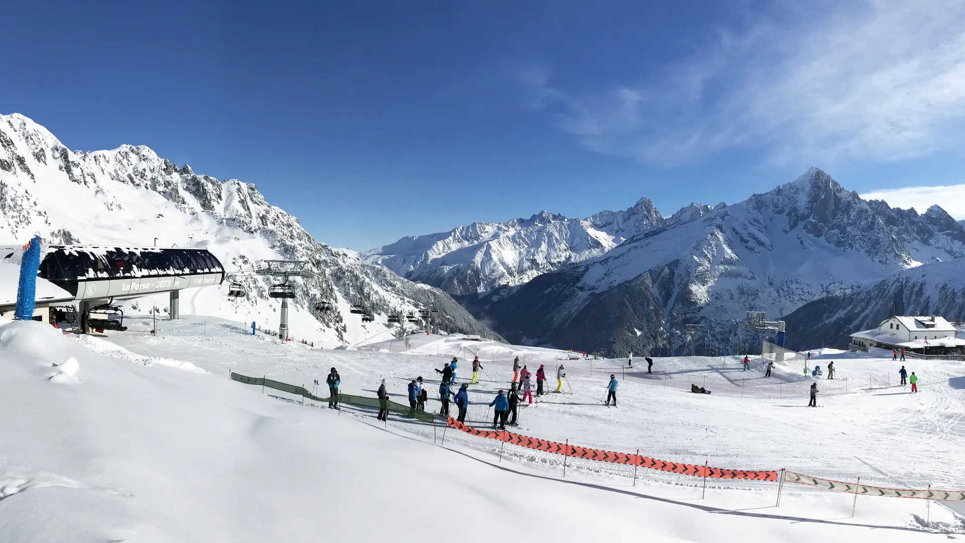 Vue sur piste de ski et télésiège de la Parso