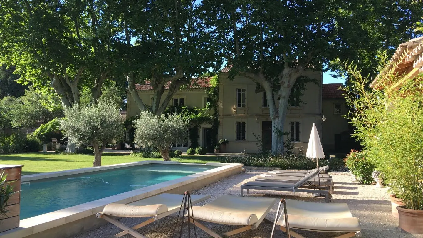 Vue du mas, terrasse ombragé par platanes centenaires