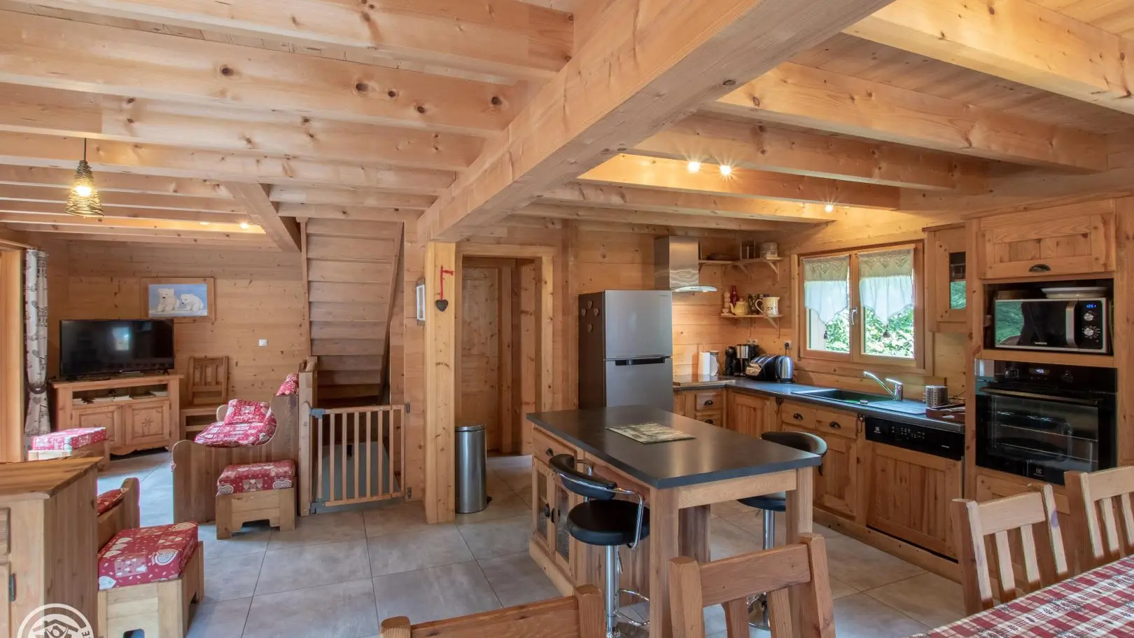 Belle pièce de vie en rez-de-chaussée avec accès à la terrasse.