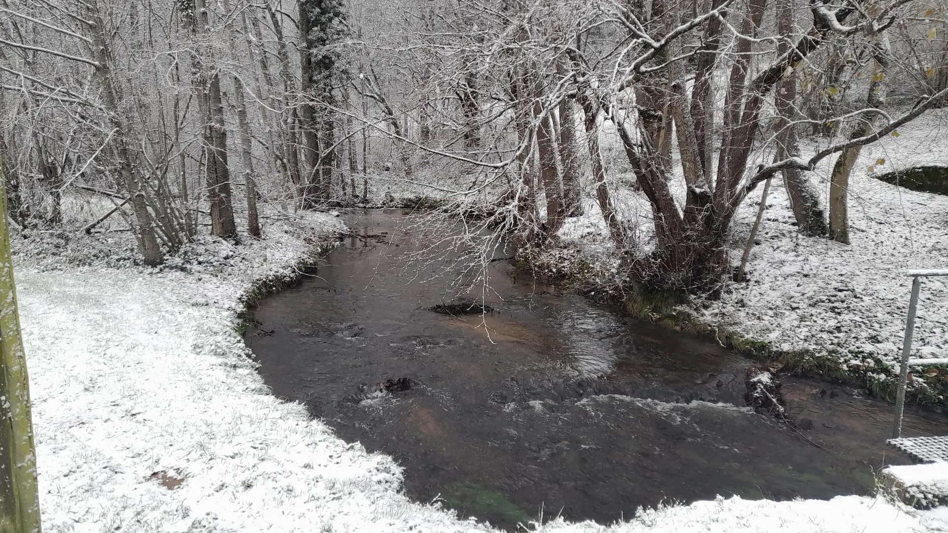 L'environnement du gite en hiver et sa rivière