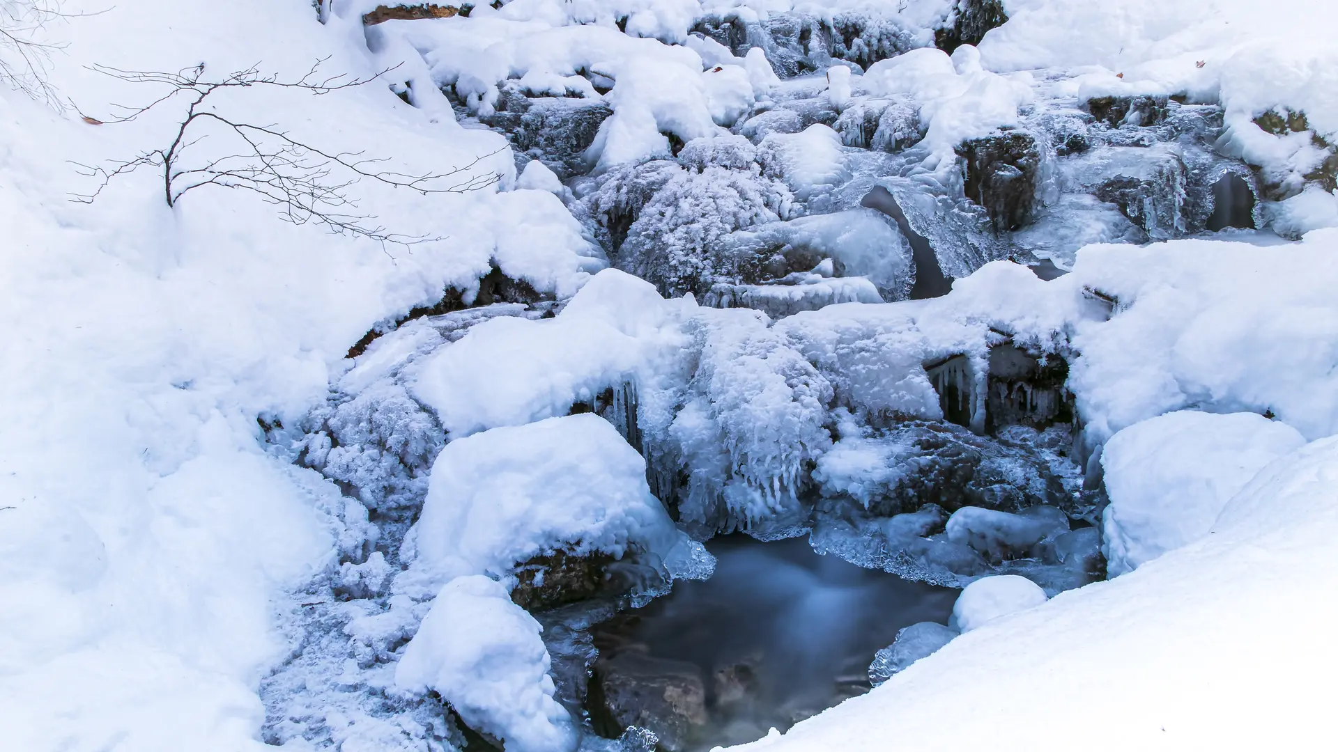 petit ruisseau le long du chemin
