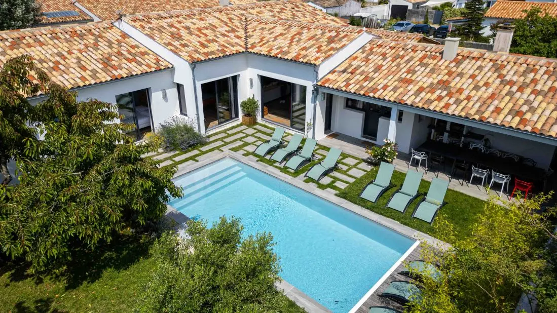 Piscine ainsi que la maison vu du ciel