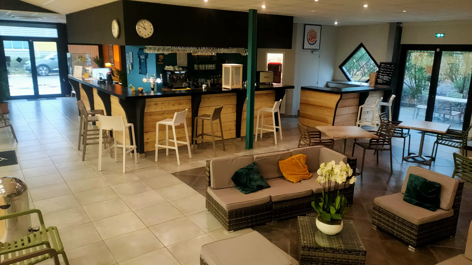 Location de courts et cours particuliers de squash, bar, restaurant