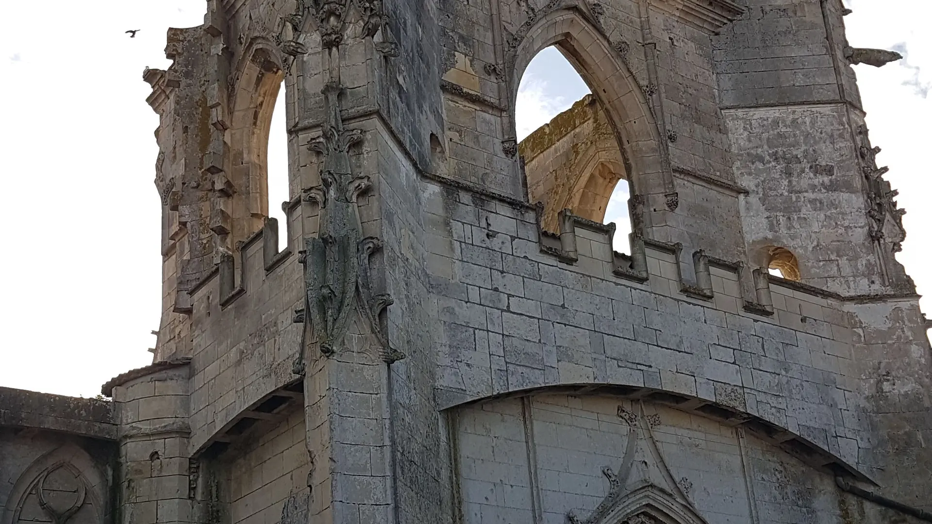 Partie en ruine de l'église