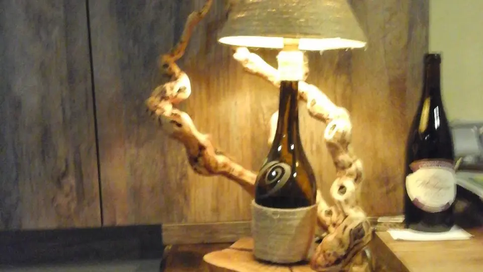 Une lampe dont le pied a été fait avec une bouteille