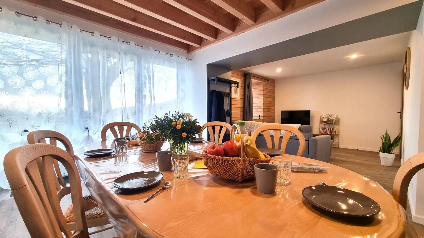 Pièce à vivre : cuisine ouverte sur salle à manger et salon