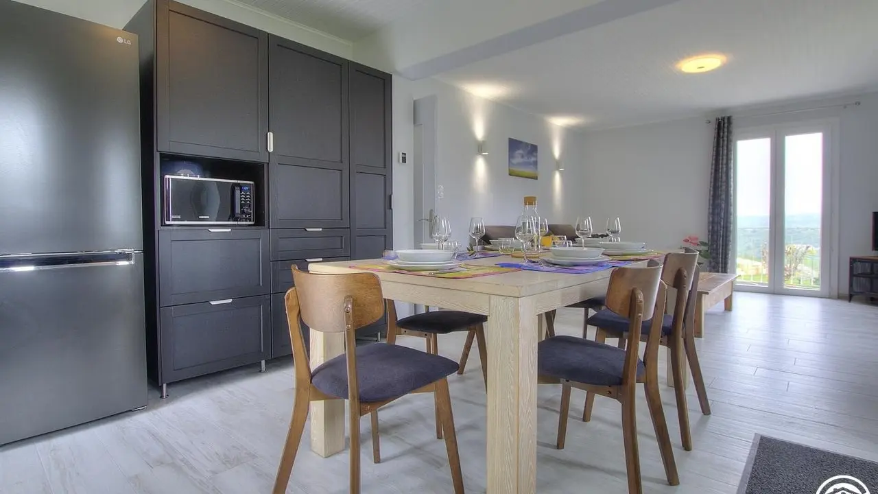 Cuisine avec vue sur le salon - accès balcon et terrasse