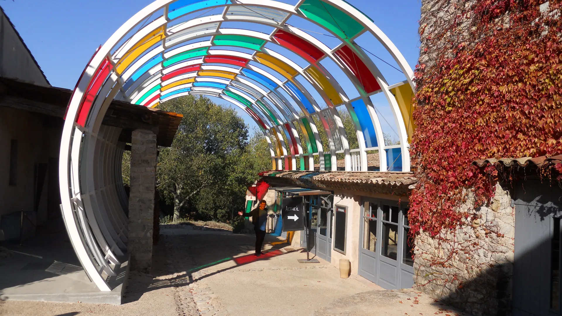 Cylindre ouvert coloré - Daniel Buren