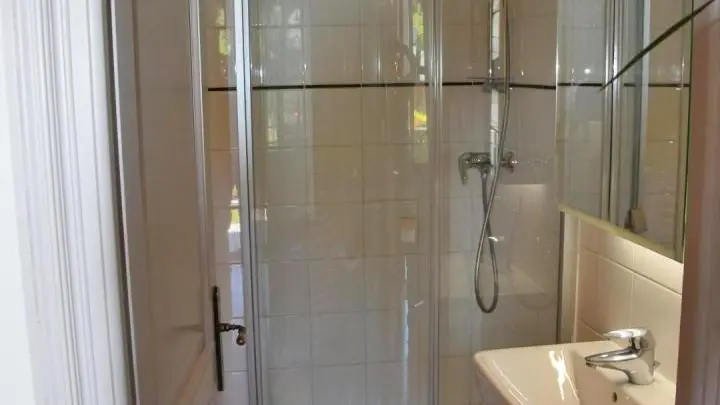 Salle d'eau avec douche cabine et vasque sur meuble
