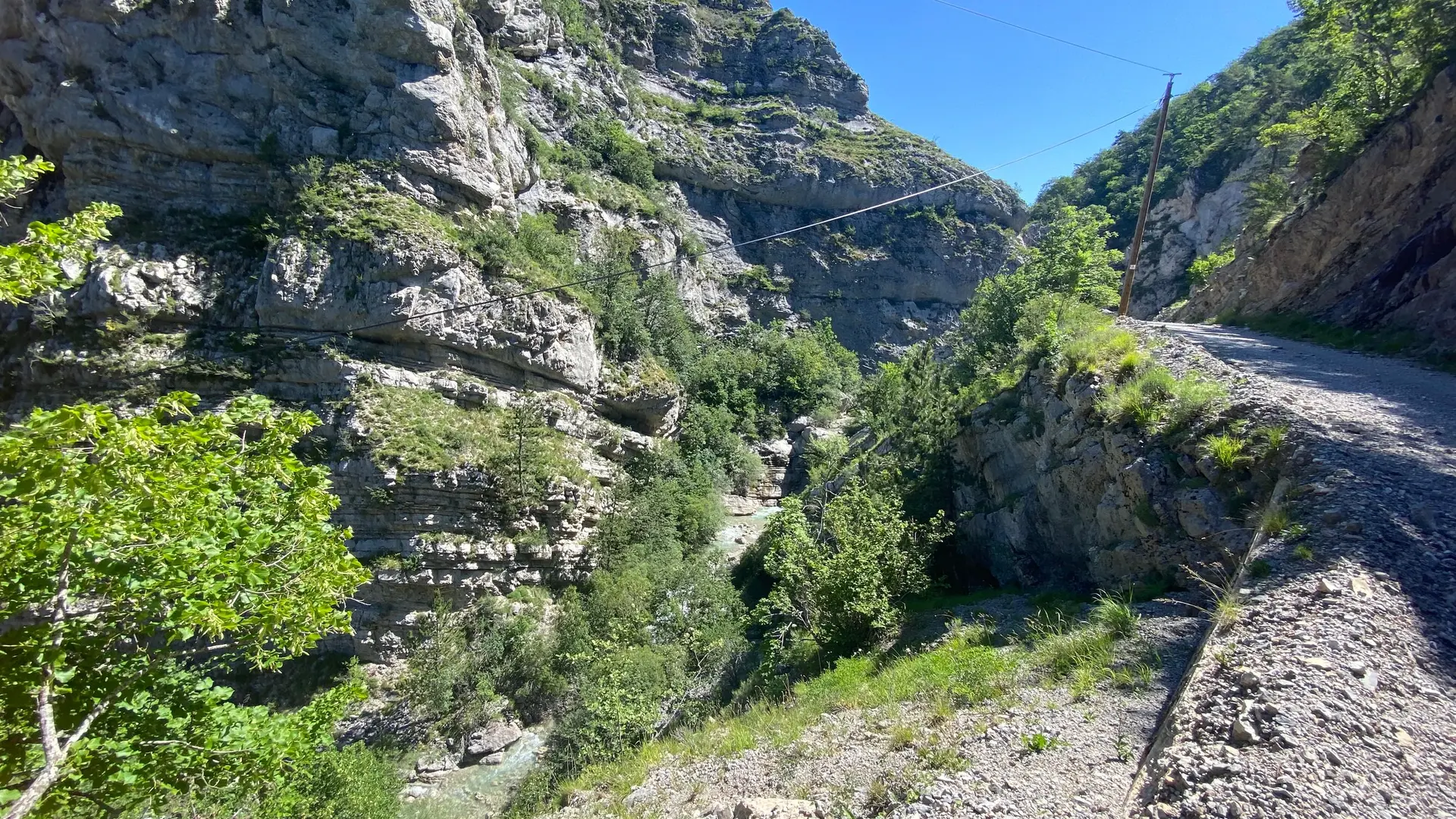 Grimpette sur piste sur les hauteurs du ruisseau