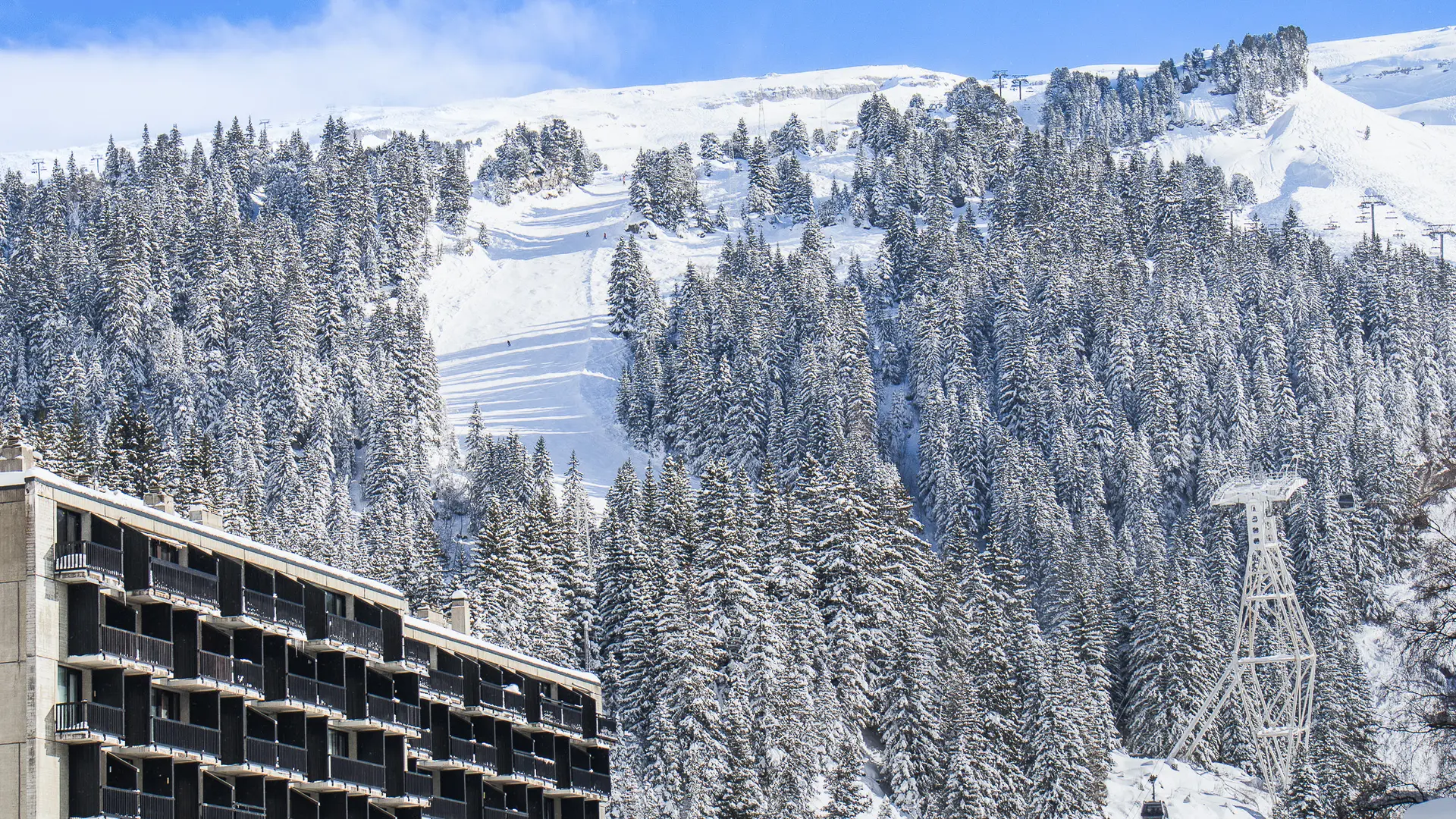 Vue du bâtiment Aldébaran et des pistes du Grand Massif