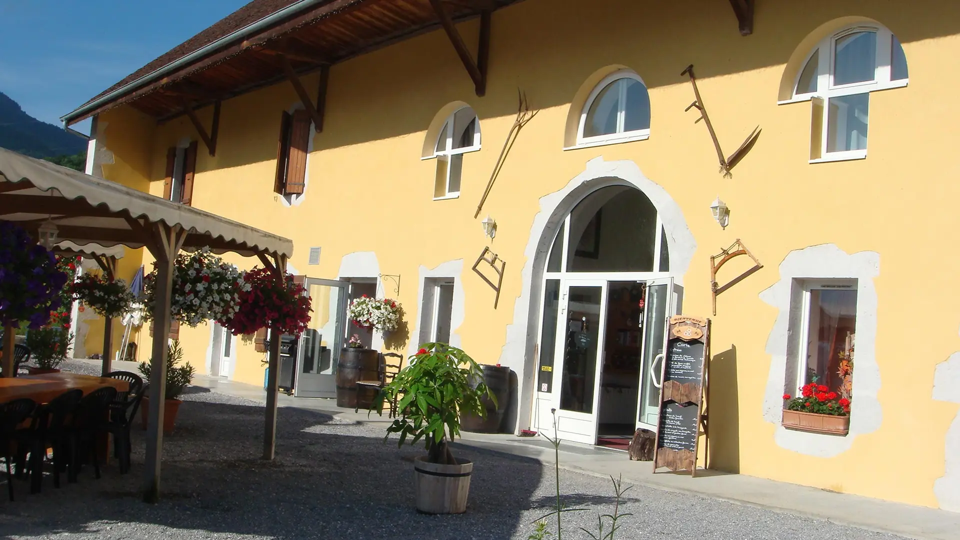 Terrasse et entrée du gite