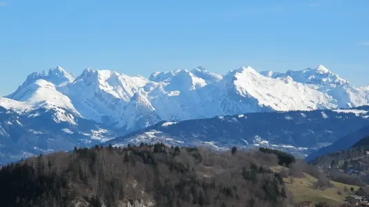 Depuis vos fenêtres, du Tanneverge aux dents du midi (frontière Suisse)
