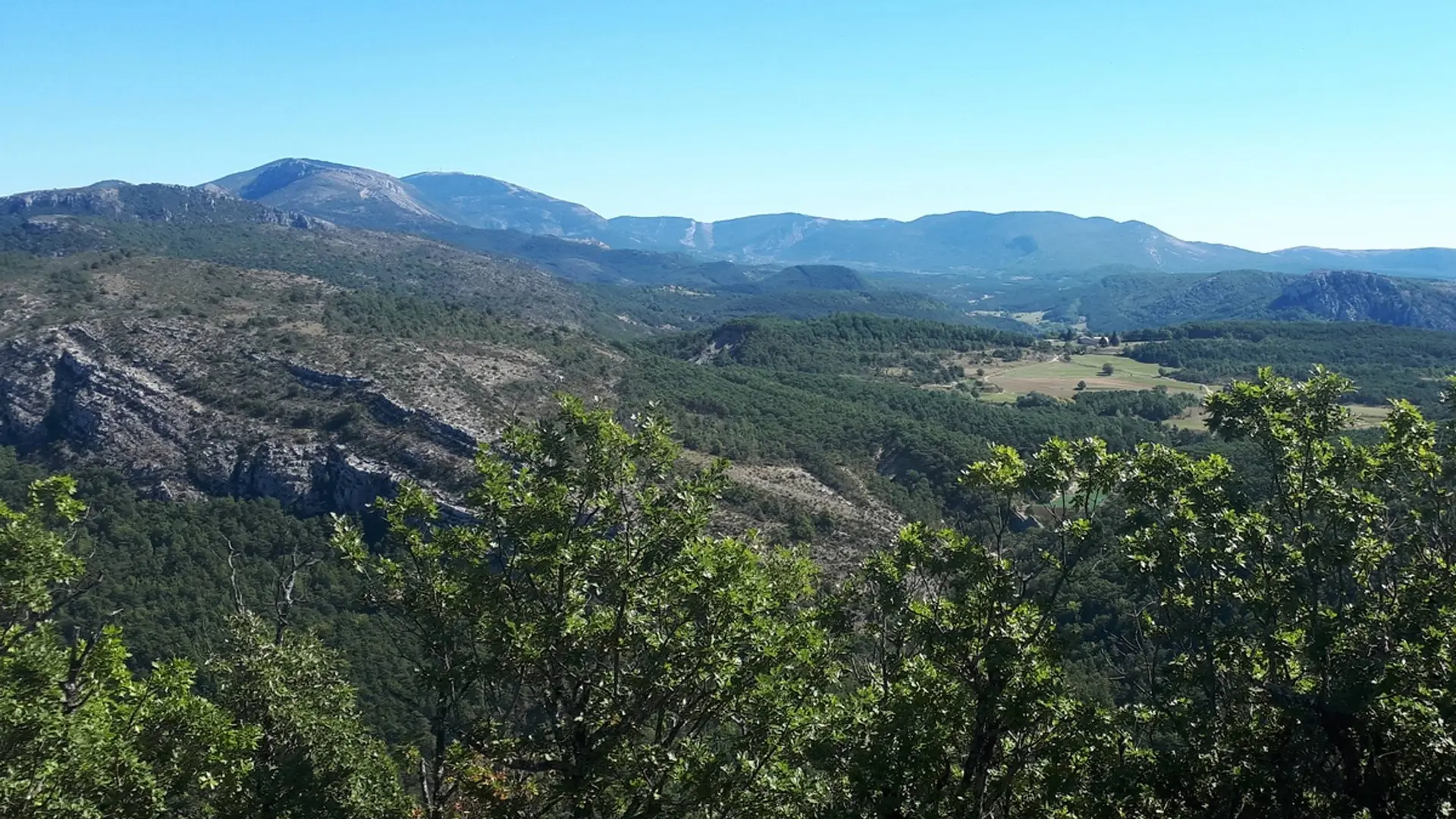 Panorama sur le sommet du Monthiver avec les barres rocheuses Les Baumes et la montagne du Lachens en arrière plan