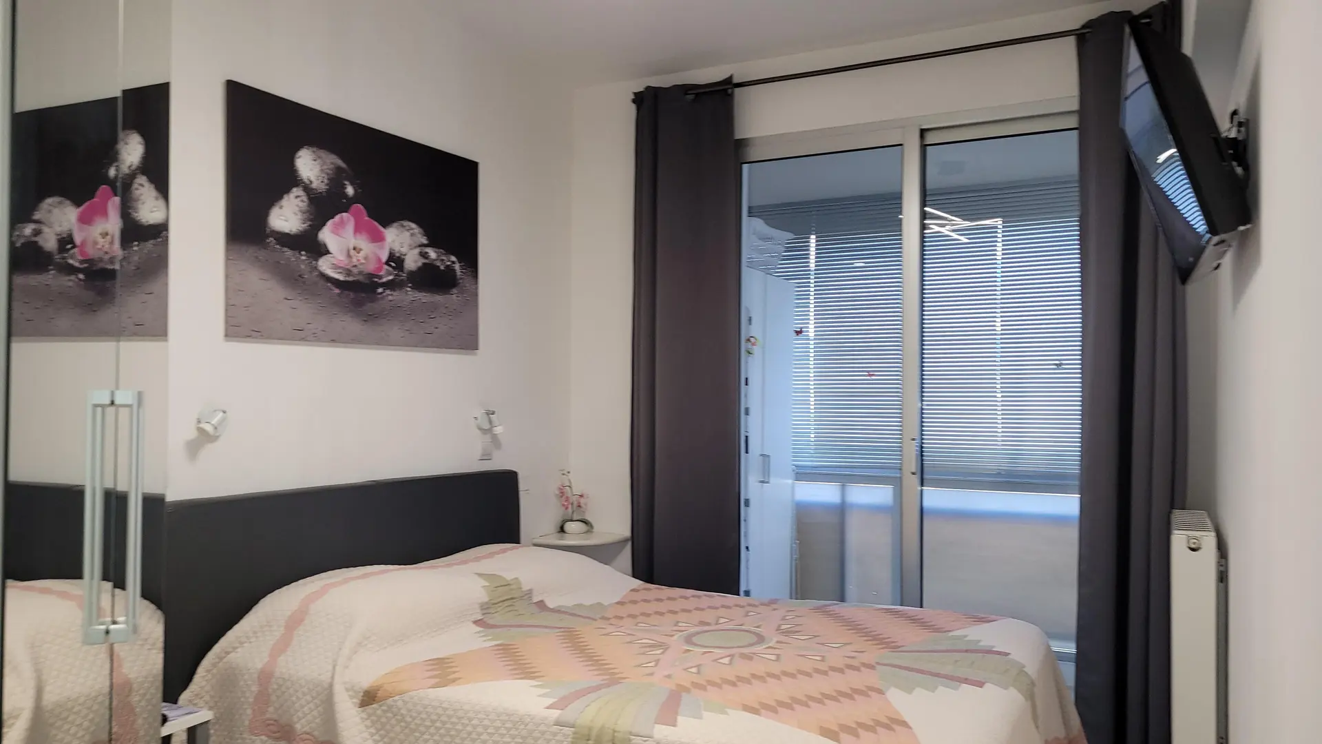 chambre à grand lit (140 x 190)