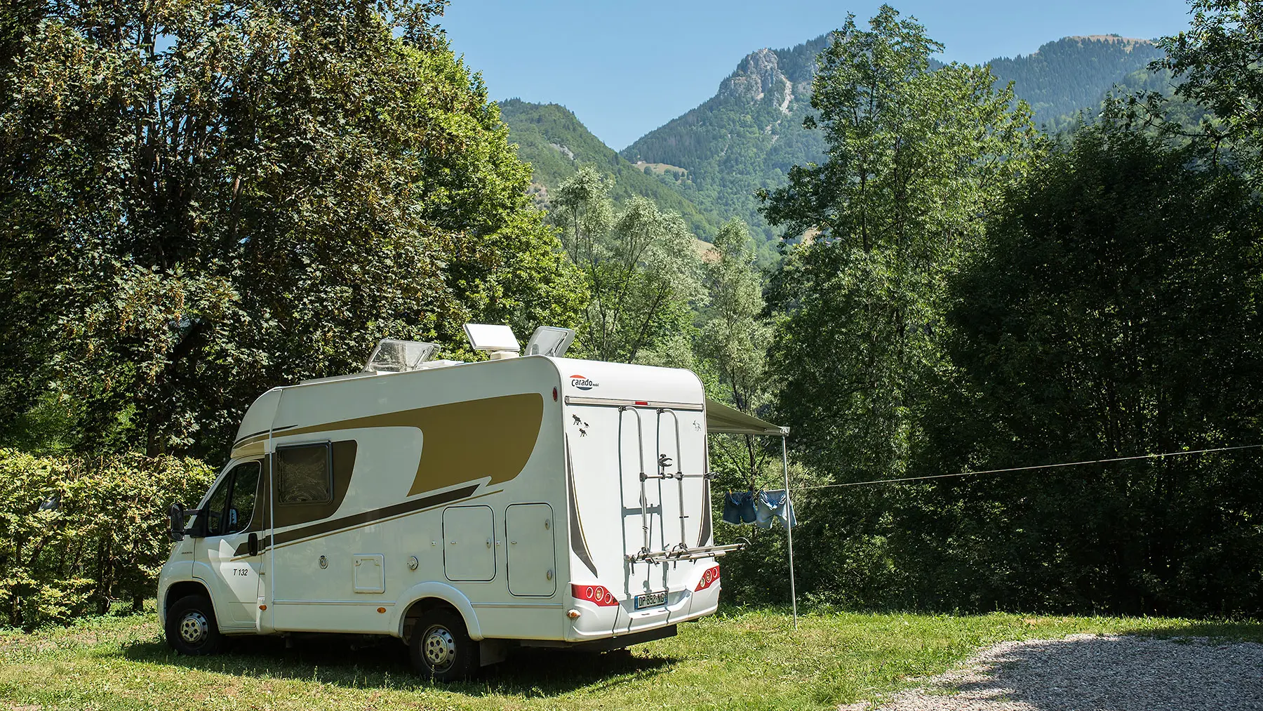 Places ombragées avec vue sur les montagnes