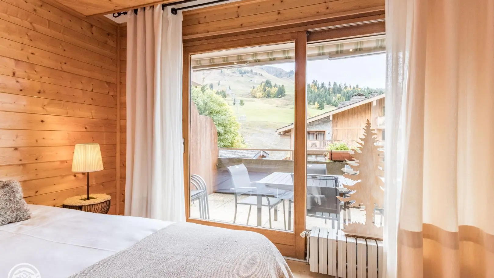 Chambre 1 - accès balcon avec vue sur pistes de ski