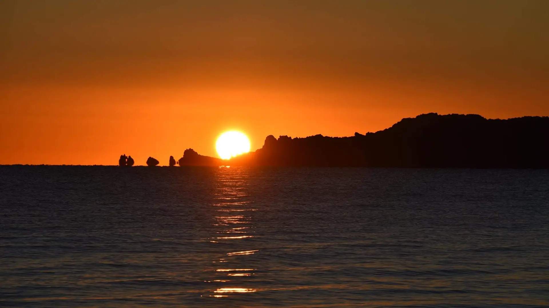 La pointe des mèdes et le crocodile de porquerolles dans le soleil couchant