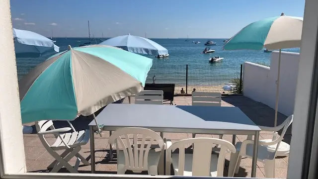 Vue sur mer de votre fenêtre dans la pièce de vie