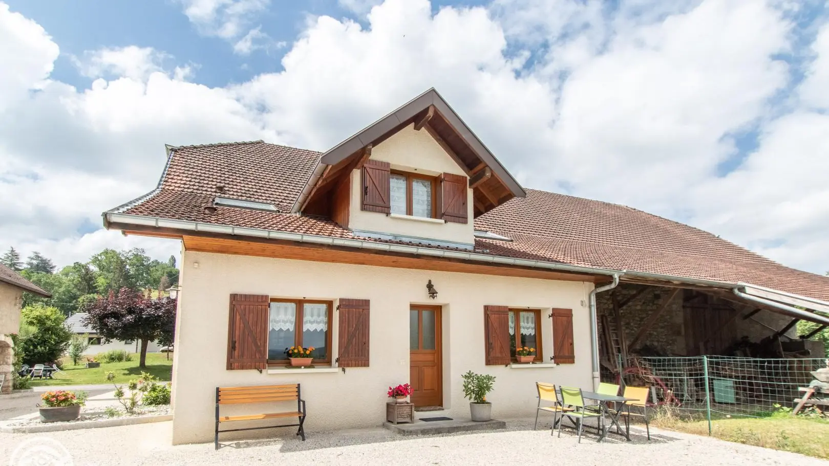 Vue sur l'entrée du gîte
