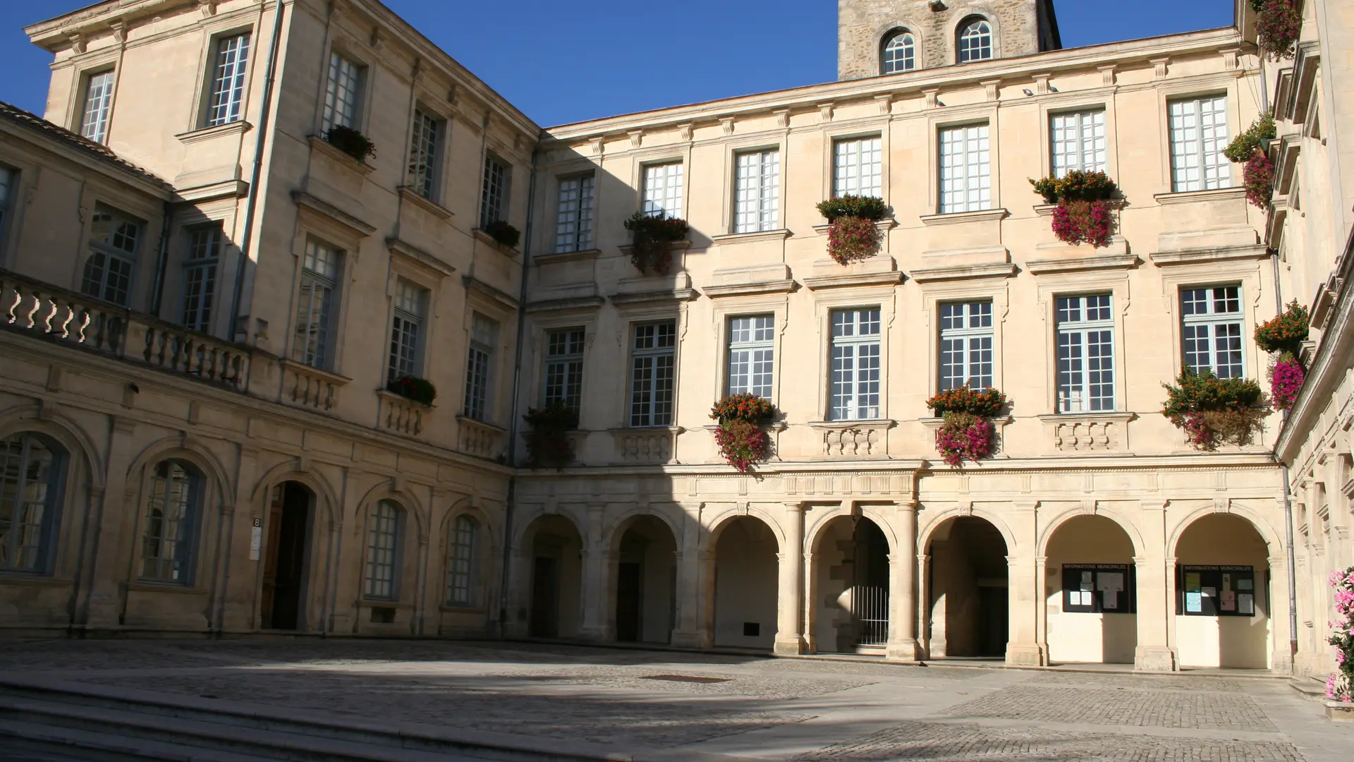 Façade ensoleillée - Château de Simiane