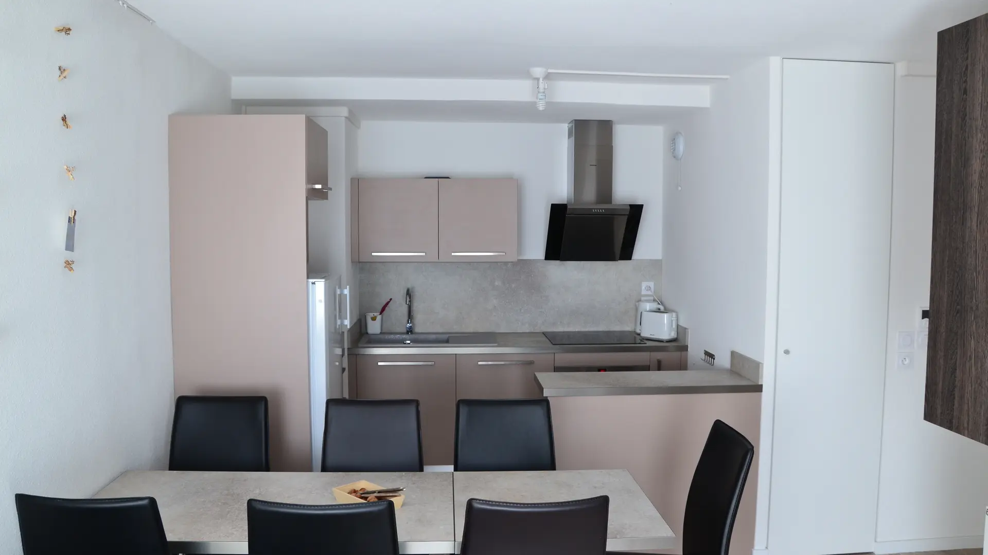 Espace salon avec vue sur le coin cuisine